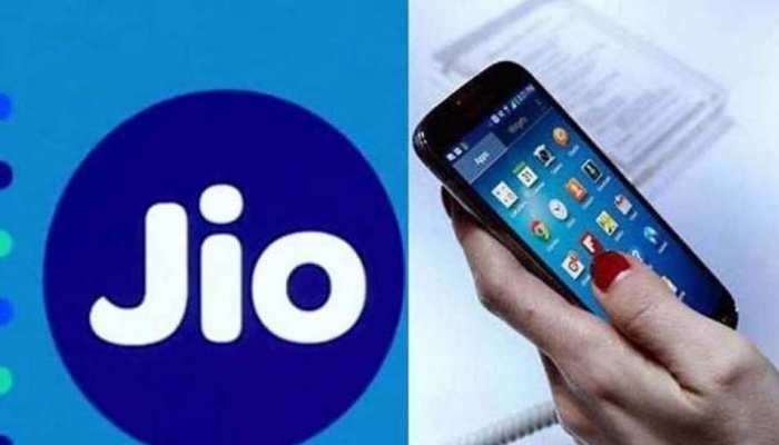 కస్టమర్లకు షాకిచ్చిన Jio.. ఆ రీఛార్జ్పై మరో 31శాతం వాత కస్టమర్లకు షాకిచ్చిన Jio.. ఆ రీఛార్జ్పై మరో 31శాతం వాత