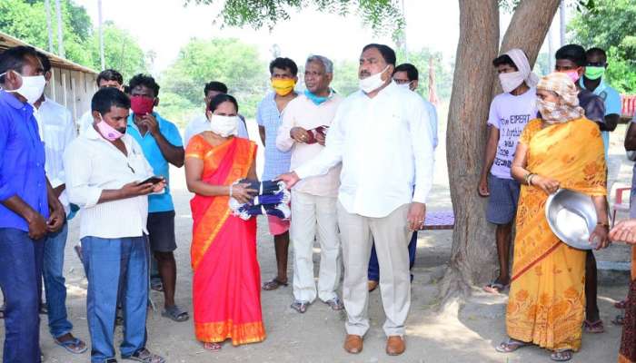 వారి వల్ల గ్రామాల్లో కరోనా వ్యాప్తి, జాగ్రత్తగా ఉండాలి: ఎర్రబెల్లి దయాకర్ రావు వారి వల్ల గ్రామాల్లో కరోనా వ్యాప్తి, జాగ్రత్తగా ఉండాలి: ఎర్రబెల్లి దయాకర్ రావు