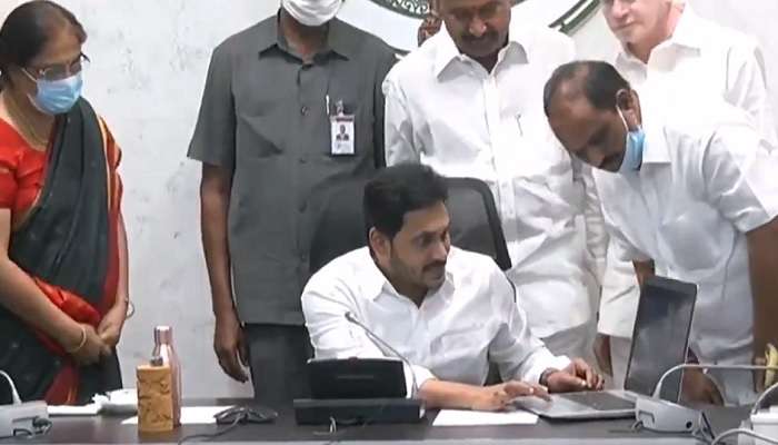 జగనన్న చేదోడు పథకాన్ని ప్రారంభించిన ఏపీ సీఎం వైఎస్ జగన్.. వారి ఖాతాల్లోకి రూ.10 వేలు జగనన్న చేదోడు పథకాన్ని ప్రారంభించిన ఏపీ సీఎం వైఎస్ జగన్.. వారి ఖాతాల్లోకి రూ.10 వేలు
