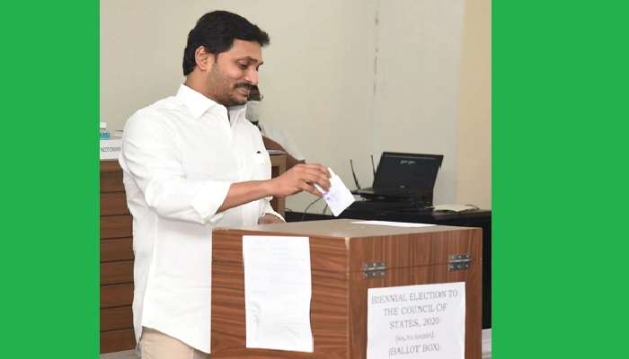 ఓటు హక్కు వినియోగించుకున్న సీఎం వైఎస్ జగన్ ఓటు హక్కు వినియోగించుకున్న సీఎం వైఎస్ జగన్