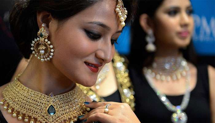 Gold Rate: భారీగా తగ్గిన బంగారం ధర.. షాకిచ్చిన వెండి Gold Rate: భారీగా తగ్గిన బంగారం ధర.. షాకిచ్చిన వెండి