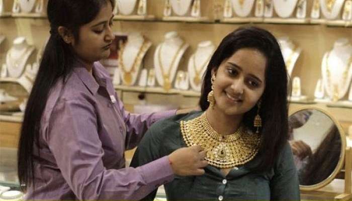 Gold Price: స్వల్పంగా తగ్గిన బంగారం ధర.. అదే దారిలో వెండి Gold Price: స్వల్పంగా తగ్గిన బంగారం ధర.. అదే దారిలో వెండి