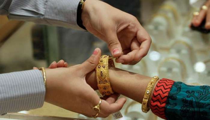 Gold Rate: భారీగా పెరిగిన బంగారం ధర, వెండి పతనం Gold Rate: భారీగా పెరిగిన బంగారం ధర, వెండి పతనం