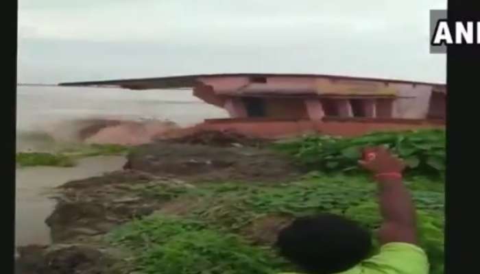 Bihar Floods Video: నదిలో కొట్టుకుపోయిన పాఠశాల భవనం