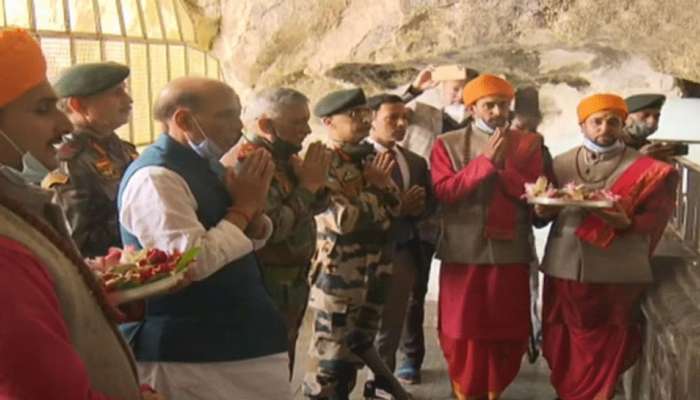 Rajnath Singh: మంచు శివలింగాన్ని దర్శించుకున్న రక్షణ మంత్రి Rajnath Singh: మంచు శివలింగాన్ని దర్శించుకున్న రక్షణ మంత్రి