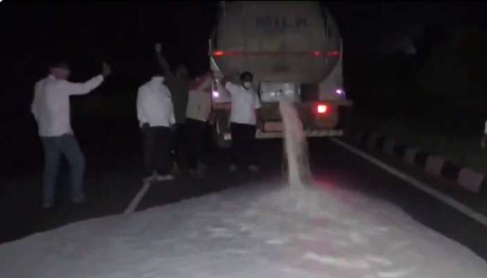 Spill Milk: రోడ్లపై ఏరులై పారిన పాలు.. వీడియోలు వైరల్