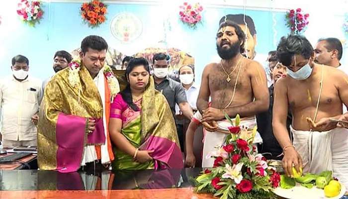 AP: మంత్రిగా బాధ్యతలు స్వీకరించి, తొలి ఫైలుపై సంతకం AP: మంత్రిగా బాధ్యతలు స్వీకరించి, తొలి ఫైలుపై సంతకం