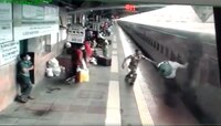 Railway Video: ప్రయాణికుడి ప్రాణాలు కాపాడిన రైల్వే సెక్యూరిటీ.. వీడియో 
