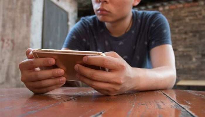 ఆన్‌లైన్ క్లాసెస్‌కి smartphone కొనివ్వ లేదని విద్యార్థి ఆత్మహత్య