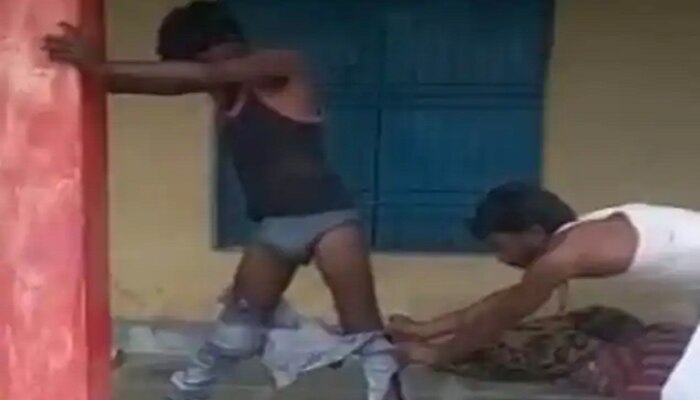 అర్ధరాత్రి ప్యాంట్లో ఏదో కదులుతోందని చూసి షాకయ్యాడు.. వైరల్ వీడియో అర్ధరాత్రి ప్యాంట్లో ఏదో కదులుతోందని చూసి షాకయ్యాడు.. వైరల్ వీడియో