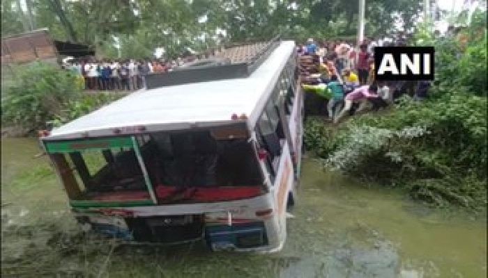 Bus accident: నీళ్ల మడుగులోకి దూసుకెళ్లిన బస్సు