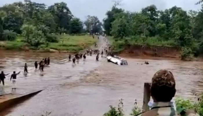 Chattisgarh Flood:కొట్టుకుపోయిన బస్సు, దూకి ప్రాణాలు దక్కించుకున్న సీఆర్పీఎఫ్ జవాన్లు