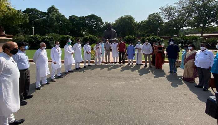 MPs suspension: సమావేశాలను బహిష్కరించిన విపక్ష పార్టీలు MPs suspension: సమావేశాలను బహిష్కరించిన విపక్ష పార్టీలు