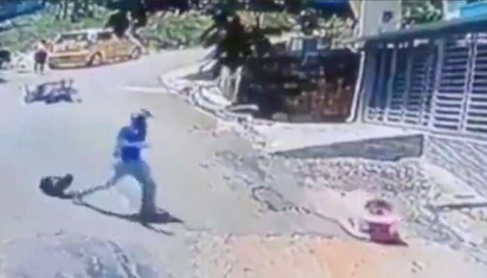 Viral Video: అతడే అసలైన హీరో.. నెటిజన్ల ప్రశంసలు Viral Video: అతడే అసలైన హీరో.. నెటిజన్ల ప్రశంసలు