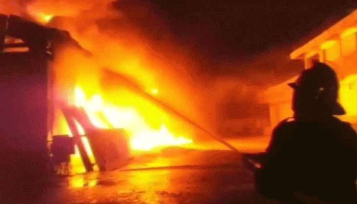 Huzurabad Fire Accident: కరీంనగర్ జిల్లాలో భారీ అగ్ని ప్రమాదం.. రూ.2 కోట్ల నష్టం Huzurabad Fire Accident: కరీంనగర్ జిల్లాలో భారీ అగ్ని ప్రమాదం.. రూ.2 కోట్ల నష్టం