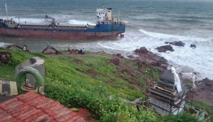 Bangladesh Ship: విశాఖ తీరానికి కొట్టుకు వచ్చిన భారీ నౌక