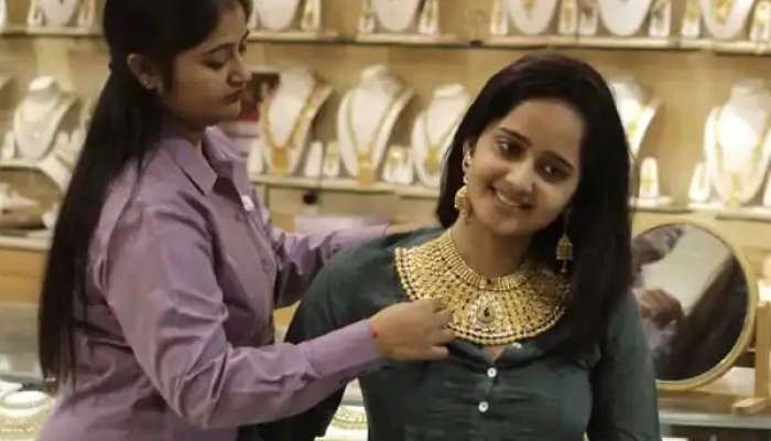 Gold Price Today In India: స్వల్పంగా తగ్గిన బంగారం ధరలు, వెండి భారీగా పతనం