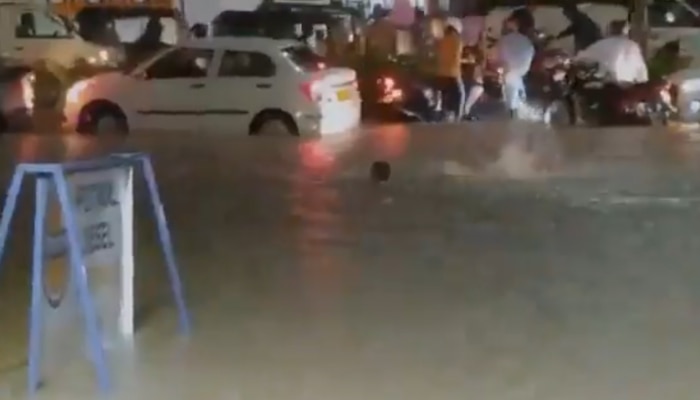Hyderabad Floods: చిన్నపాటి వర్షానికే జామ్...రోడ్డుపై ఈదుతూ వెళ్లిన వ్యక్తి
