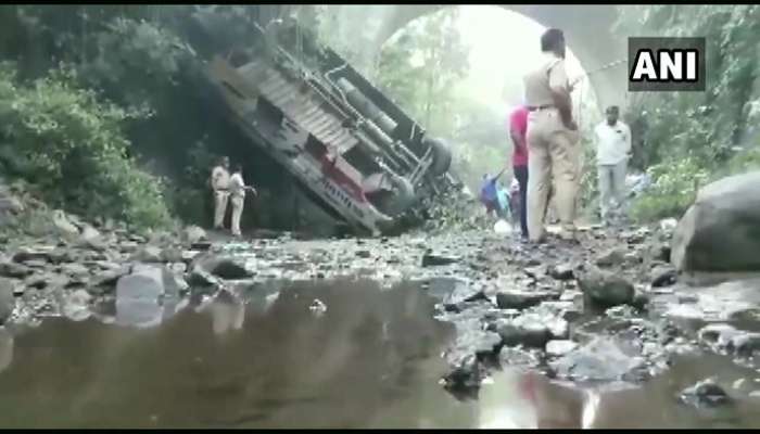 Maharashtra: లోయలో పడిన బస్సు.. ఐదుగురు మృతి Maharashtra: లోయలో పడిన బస్సు.. ఐదుగురు మృతి