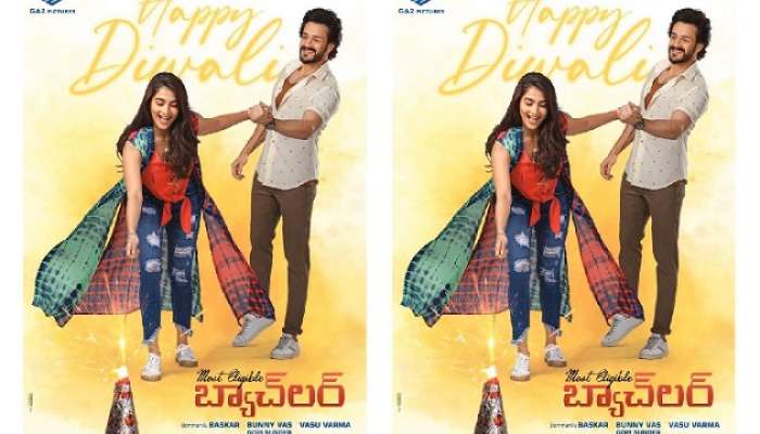Most Eligible Bachelor Movie: చిచ్చుబుడ్డి కాల్చిన అఖిల్, పూజా హెగ్డే Most Eligible Bachelor Movie: చిచ్చుబుడ్డి కాల్చిన అఖిల్, పూజా హెగ్డే