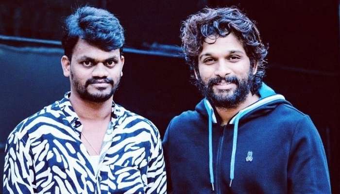 Allu Arjun: అభిమానితో ఫొటోలు దిగిన పుష్పరాజ్ Allu Arjun: అభిమానితో ఫొటోలు దిగిన పుష్పరాజ్