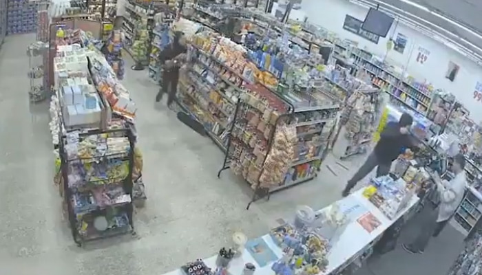 Funny Shoplifting: దొంగతనానికి వచ్చి షాపును కాపాడారు Funny Shoplifting: దొంగతనానికి వచ్చి షాపును కాపాడారు
