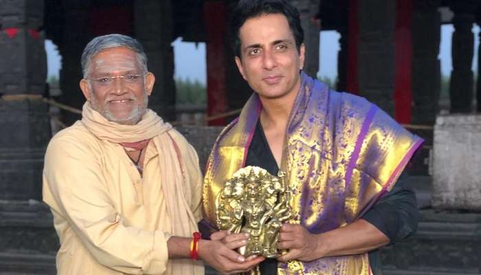Sonu Sood: ఆచార్య సెట్స్లో రియల్ హీరో సోనూసూద్కు సత్కారం Sonu Sood: ఆచార్య సెట్స్లో రియల్ హీరో సోనూసూద్కు సత్కారం
