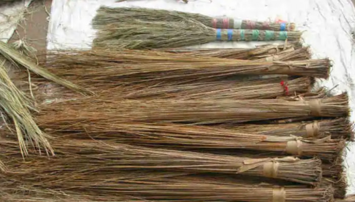 Vastu Tips For Broom: చీపురు వాడే సమయంలో ఈ తప్పులు చేయకండి Vastu Tips For Broom: చీపురు వాడే సమయంలో ఈ తప్పులు చేయకండి