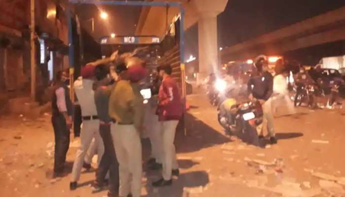 Delhi: కోవిడ్ గైడ్లైన్స్ ఉల్లంఘన.. రెండు మార్కెట్ల సీజ్ Delhi: కోవిడ్ గైడ్లైన్స్ ఉల్లంఘన.. రెండు మార్కెట్ల సీజ్