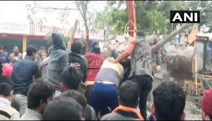 Uttar Pradesh: యూపీలో విషాదం.. శ్మశానవాటిక పైకప్పు కూలి 17 మంది మృతి 