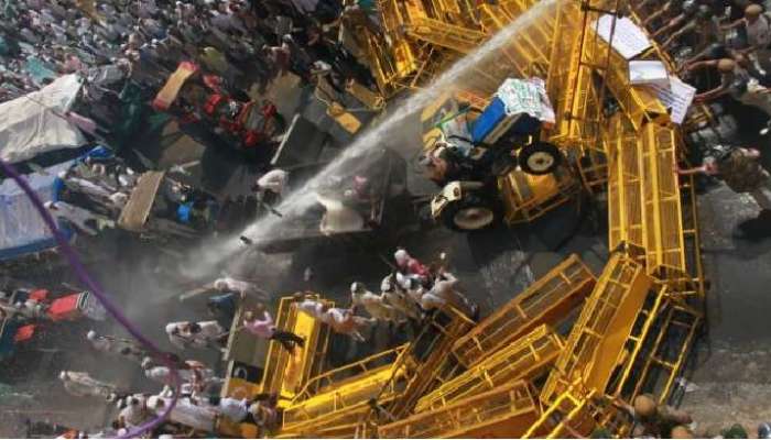 Delhi Farmers Protest: ఉద్రిక్తంగా మారిన ట్రాక్టర్ ర్యాలీ, రైతన్నలపై విరిగిన లాఠీ