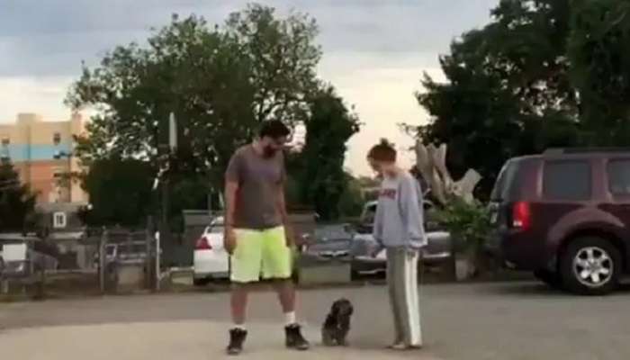 Pets viral video: ఇద్దరు యజమానుల మధ్య అయోమయానికి గురైన ముద్దుల శునకం