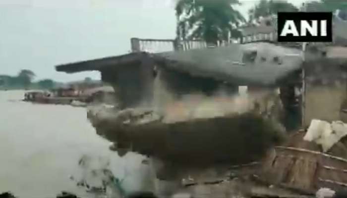 House Collapses: అందరూ చూస్తుండగానే నదిలో కూలిపోయిన ఇల్లు, Viral Video