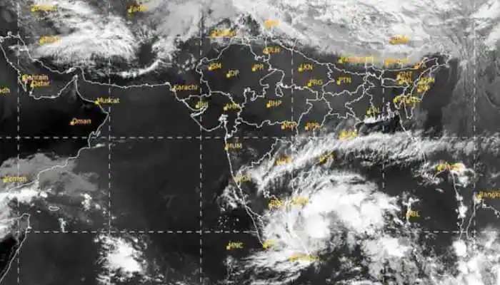 Cyclone at Bay of Bengal: కోస్తాంధ్ర తీరానికి తుపాను హెచ్చరిక
