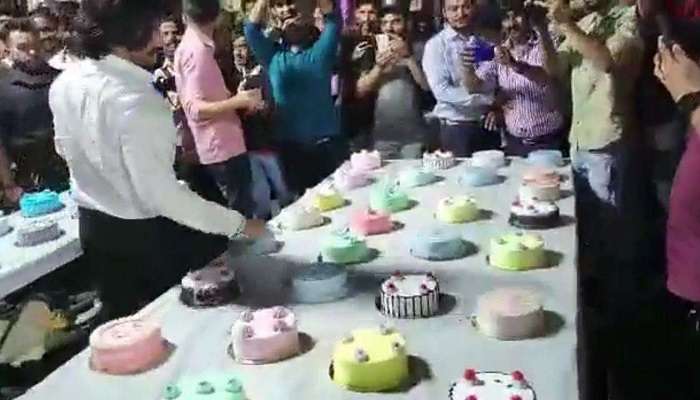 550 Birthday cakes video: ఒకేసారి 550 బర్త్‌డే కేకులు కట్ చేసిన యువకుడు