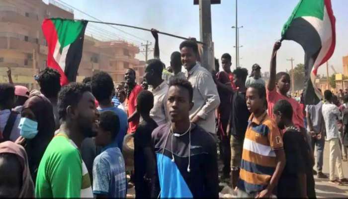 Sudan coup: నిరసనలతో అట్టుడుకుతున్న సుడాన్...షాక్ ఇచ్చిన అమెరికా..!