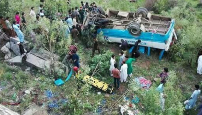 Bus Fall into Ravine: పండుగ రోజు విషాదం.. లోయలో పడిపోయిన బస్సు.. 22 మంది మృతి