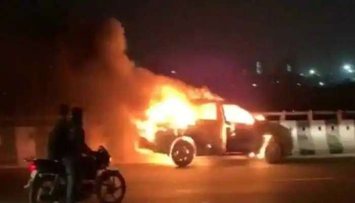 Moving car catches fire: సికింద్రాబాద్ ఫ్లైఓవర్‌పై కారు దగ్ధం-అకస్మాత్తుగా చెలరేగిన మంటలు