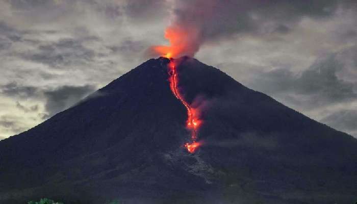 Indonesia Volcano Eruption: బద్దలైన అతిపెద్ద అగ్నిపర్వతం, నదిలా ప్రవహిస్తున్న లావా
