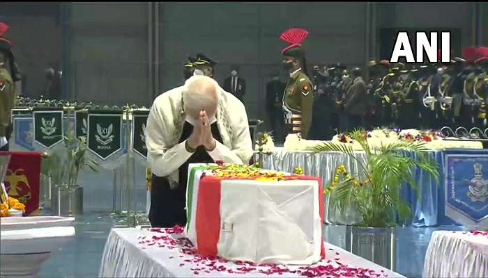 Bipin Rawat&#039;s mortal remains: బిపిన్ రావత్‌ పార్థివదేహానికి PM Modi అంతిమ నివాళి