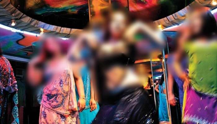 Obscene Dance in Pub: పబ్ లో అశ్లీల నృత్యాలు.. 9 మంది మహిళలు అరెస్ట్