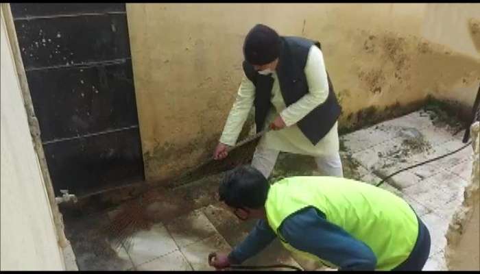 Minister Cleans Toilet: విద్యార్థిని ఫిర్యాదుతో స్కూల్ టాయిలెట్ ను శుభ్రం చేసిన మంత్రి