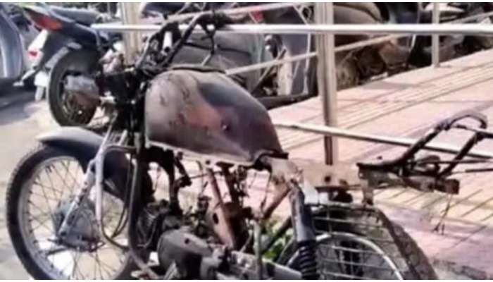 Thief Fires Bike: చలి మంట కాగేందుకు.. ఏకంగా బైక్‌నే తగలబెట్టిన దొంగ!!