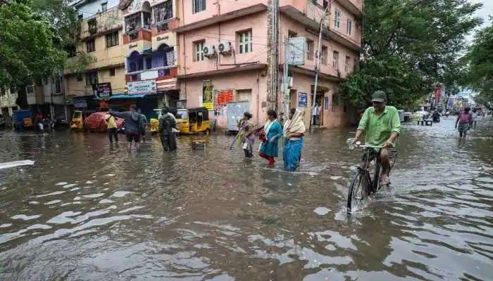 Heavy rain in Chennai: చెన్నైలో వర్ష బీభత్సం.. ముగ్గురు మృతి.. 4 జిల్లాలకు రెడ్ అలర్ట్