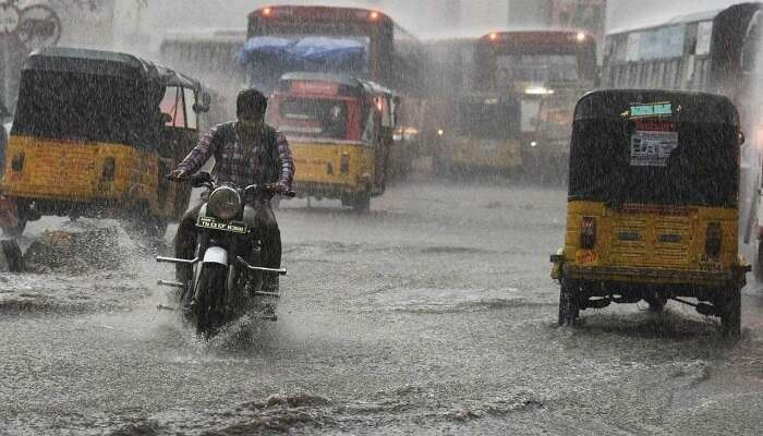 Vijayawada Rainfall Today: విజయవాడలో భారీ వర్షం.. రోడ్లన్నీ జలమయం