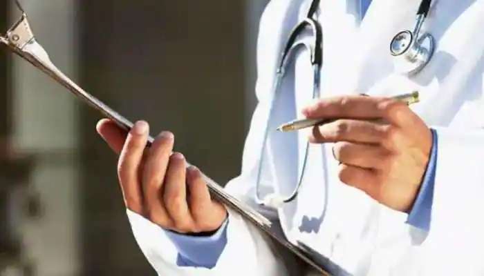 Rs.10 Clinic: హైదరాబాద్‌లో 10 రూపాయల డాక్టర్.. క్యూ కడుతున్న జనం... 