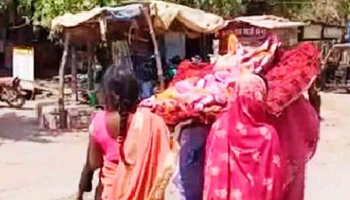 మధ్యప్రదేశ్‌లో దారుణం, తల్లి మృతదేహాన్ని మోసుకుంటూ వెళ్లిన నలుగురు కూతుళ్లు