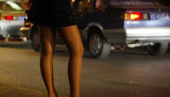 Prostitution: ఒకే రోజు 17 మంది పురుషులు... టీనేజ్ యువతితో బలవంతంగా వ్యభిచారం...