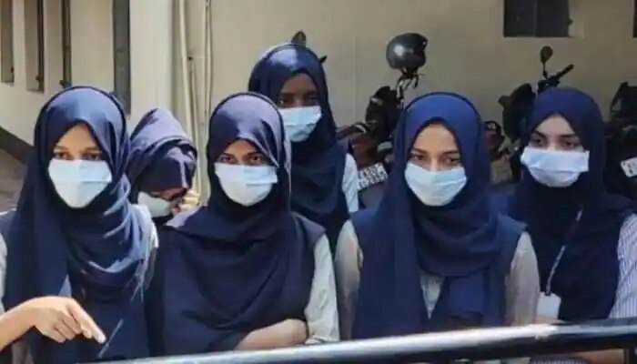 Karnataka Hijab Row: కర్ణాటకలో మళ్లీ రగడ..హిజాబ్‌ ధరించి పరీక్షా కేంద్రానికి వచ్చిన విద్యార్థులను అడ్డుకున్న సిబ్బంది 