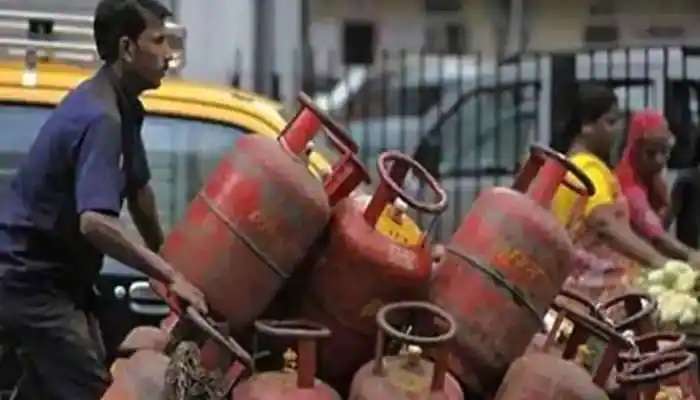 LPG Cylinder Price Hike: సామాన్యులకు మరో షాక్... పెరిగిన గ్యాస్ సిలిండర్ ధర.. 